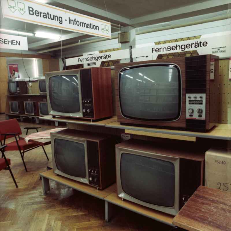 Fernseher-Abteilung im Centrum-Warenhaus. Blick in ein Regal mit Fernsehgeräten.