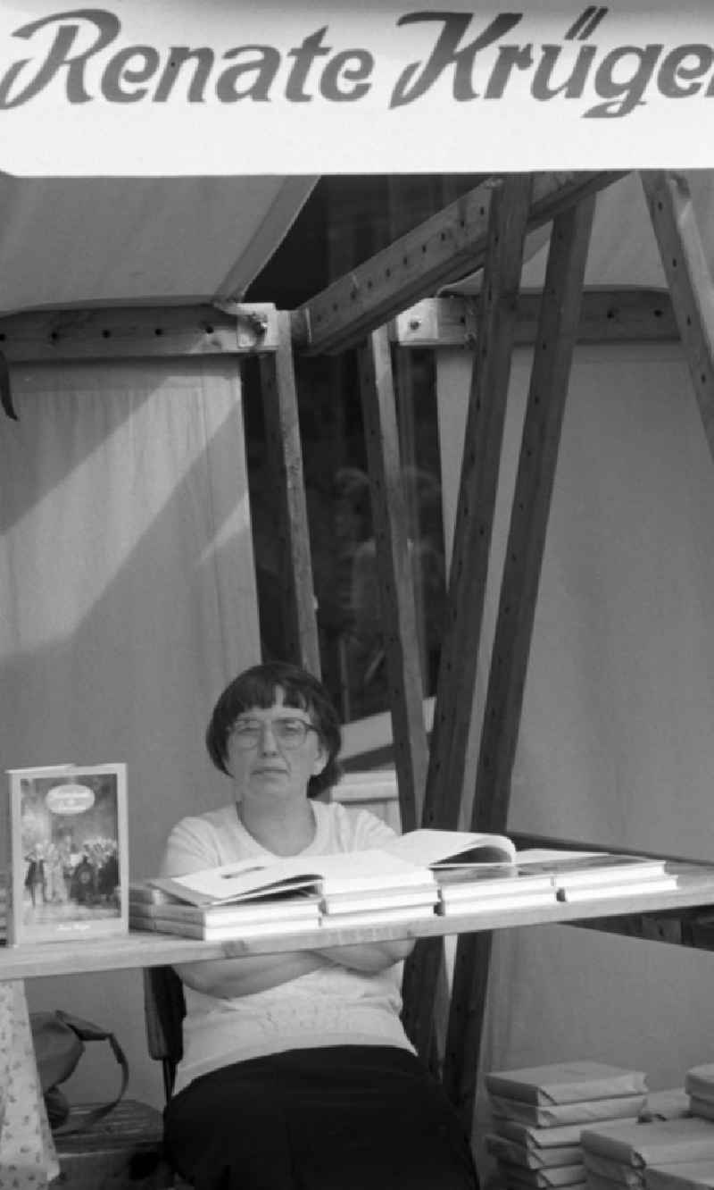Die Schriftstellerin Renate Krüger auf dem Schriftstellerbasar in Potsdam.