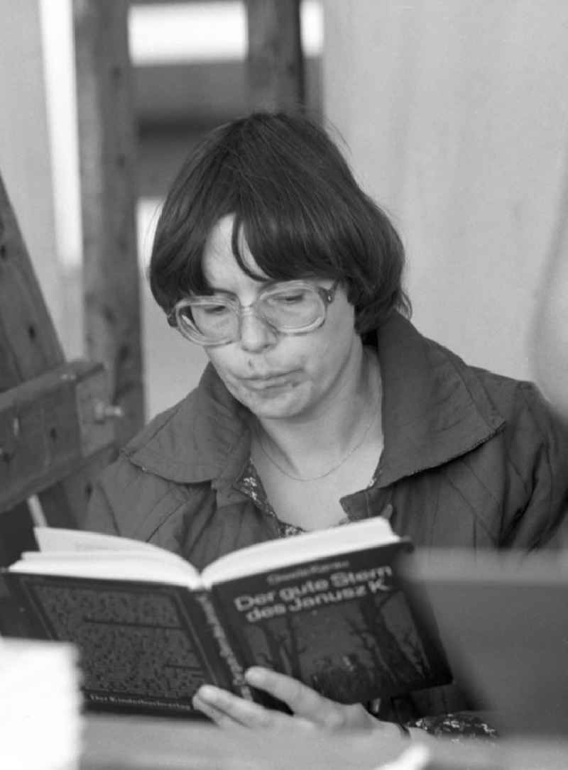 Die Schriftstellerin Maria Seidemann liest in dem Buch 'Der gute Stern des Janusz K.' von Gisela Karau auf dem Schriftstellerbasar in Potsdam.