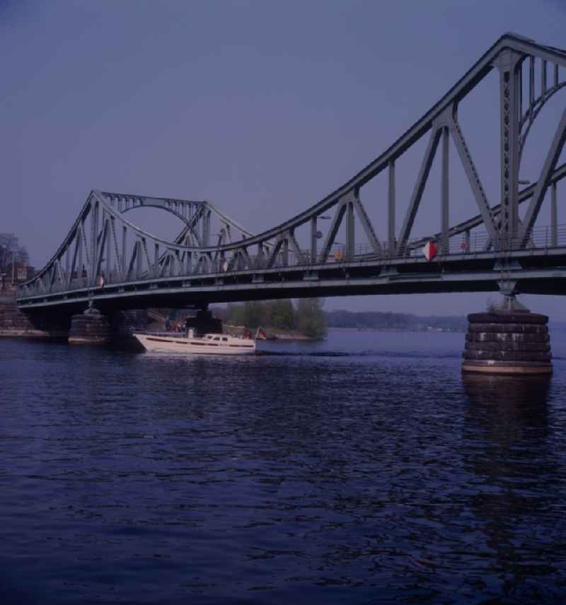 The Glienicker bridge over the federal road 1 leads in Potsdam in Brandenburg. Known worldwide was the Glienicke bridge through the spectacular staging of Spies. Between 1962 and 1986 three exchanges were on the Glienicke Bridge performed with a total of 4