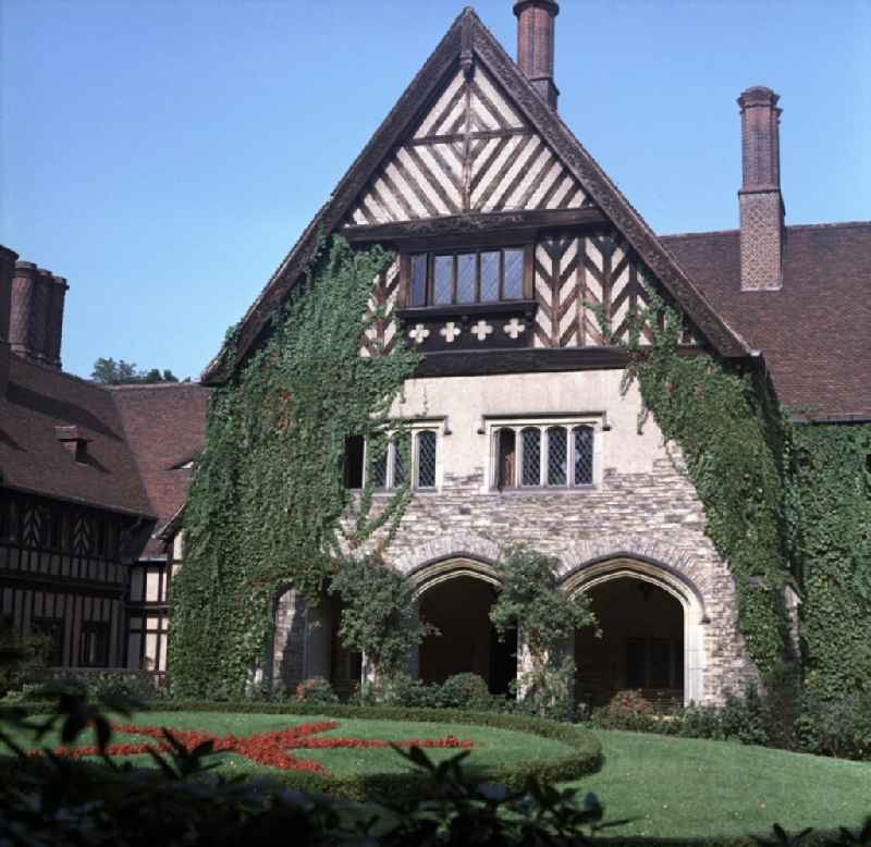 Cecilienhof located in the northern part of New Garden in Potsdam, close to the banks of the Virgin Lake. World of historic significance was Cecilienhof site of the Potsdam Conference from July 17 to August 2 1945th