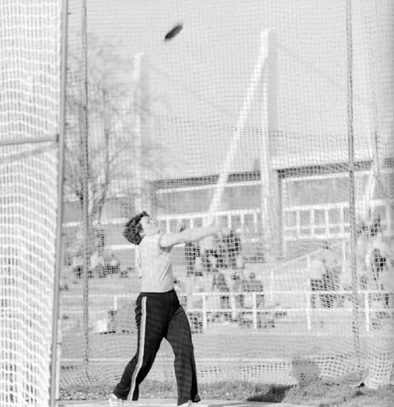 The Evelin Jahl, born Schlaak, divorced Herberg, two-time Olympic champion in the discus in Potsdam in Brandenburg on the territory of the former GDR, German Democratic Republic. She started for the Army Sports Club (ASK) forward Potsdam
