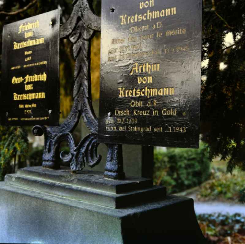 Inscription of a military-historical tombstone commemorating Oberleutnant Arthur von Kretschmann in the cemetery in the district Bornstedt in Potsdam in the state Brandenburg on the territory of the former GDR, German Democratic Republic