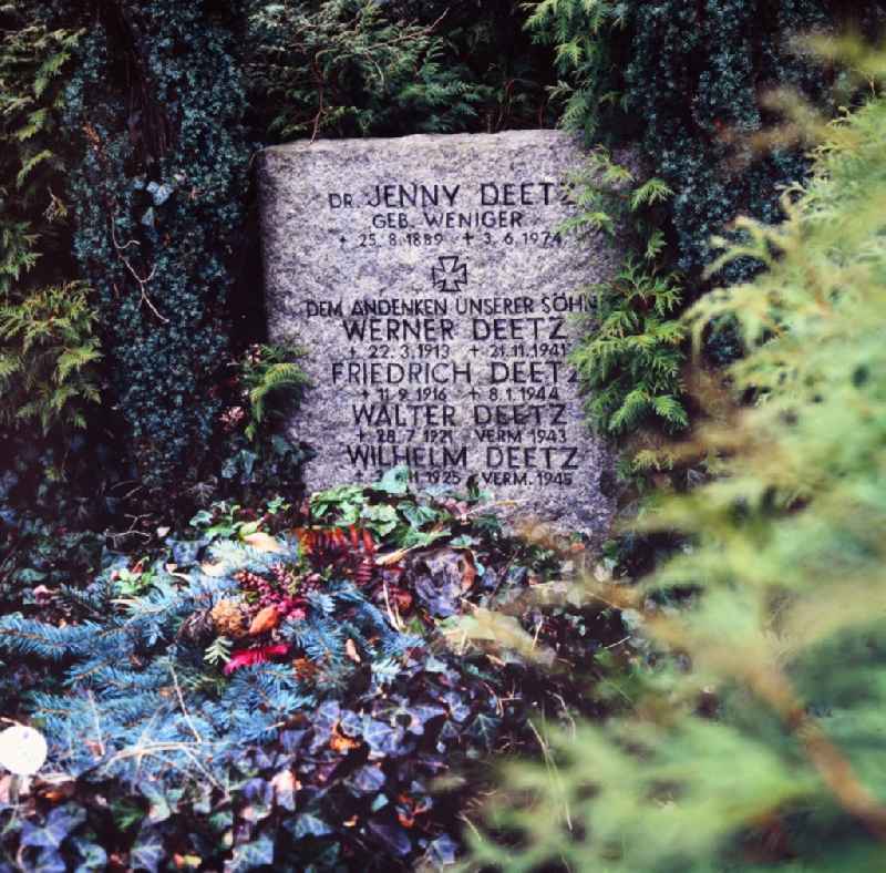 Cultural-historical gravestone of family Jenny, Werner, Friedrich, Walter und Wilhelm Deetz in the cemetery in the district Bornstedt in Potsdam in the state Brandenburg on the territory of the former GDR, German Democratic Republic