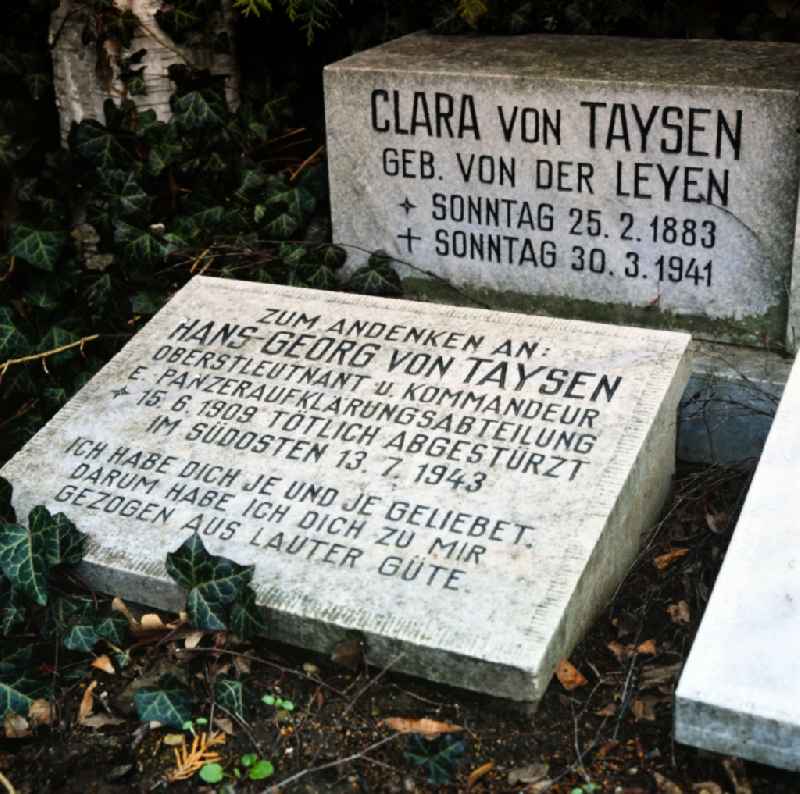 Inscription of a military-historical tombstone Hans-Georg von Taysen and Clara von Taysen geb. von der Leyen in the cemetery in the district Bornstedt in Potsdam in the state Brandenburg on the territory of the former GDR, German Democratic Republic
