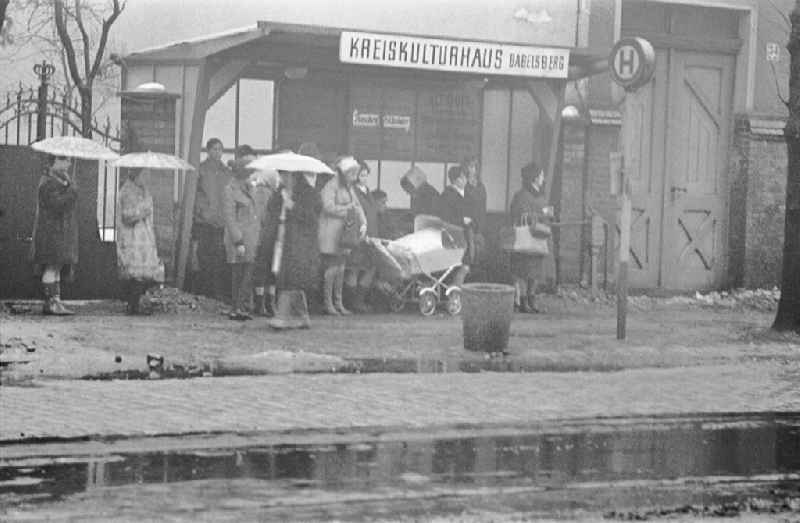 Travelers wait to board and disembark at a stopder Strassenbahnhaltestelle 'Kreiskulturhaus Babelsberg' on street Karl-Liebknecht-Strasse Ecke Rudolf-Breitscheid-Strasse in Potsdam in DDR