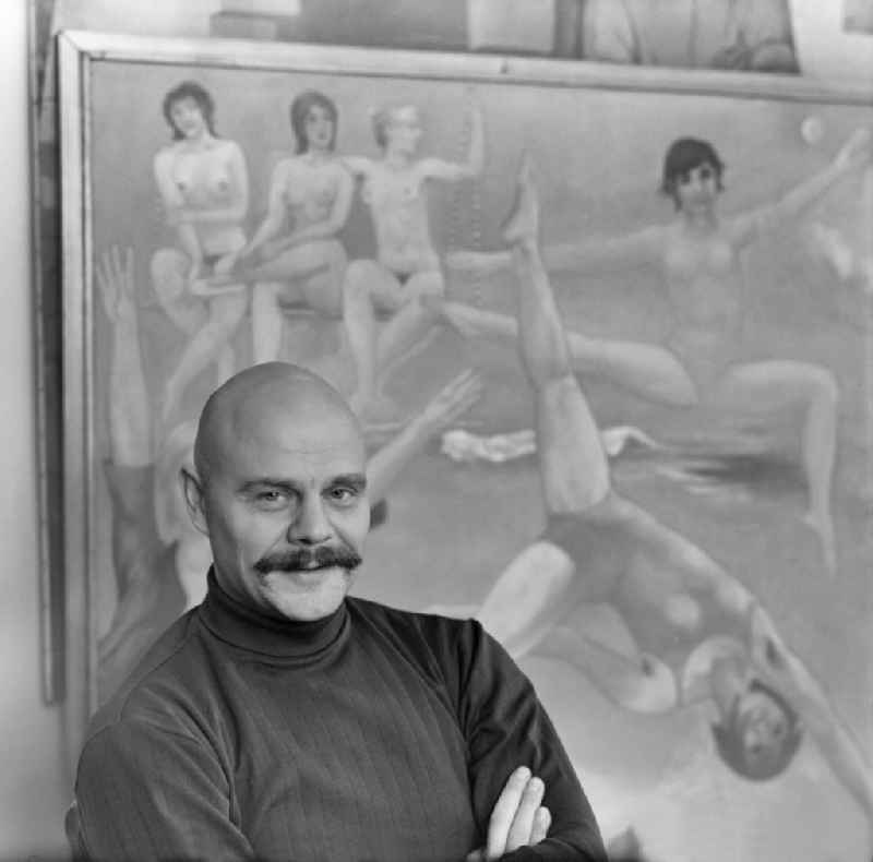 Painter and artist Peter Rohn in his studio in Potsdam, Brandenburg on the territory of the former GDR, German Democratic Republic