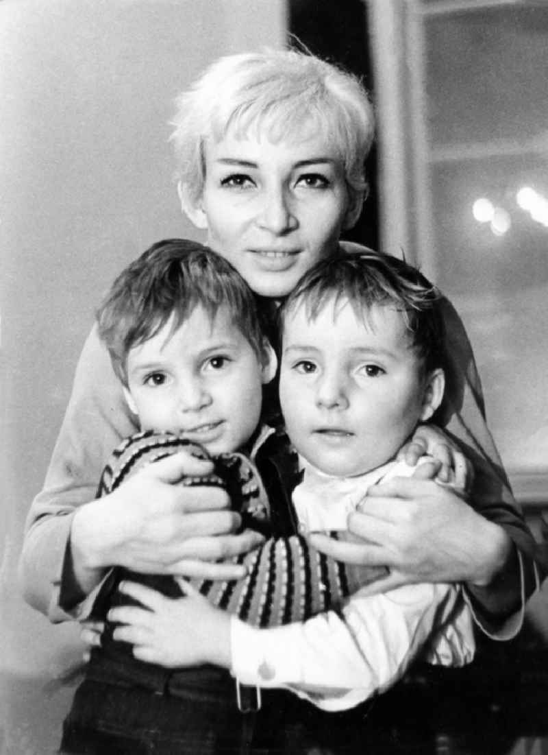 Portrait of the actress Lilo Liselotte Grahn with her children on Rosa-Luxemburg-Strasse in the district of Babelsberg in Potsdam, Brandenburg in the area of ??the former GDR, German Democratic Republic