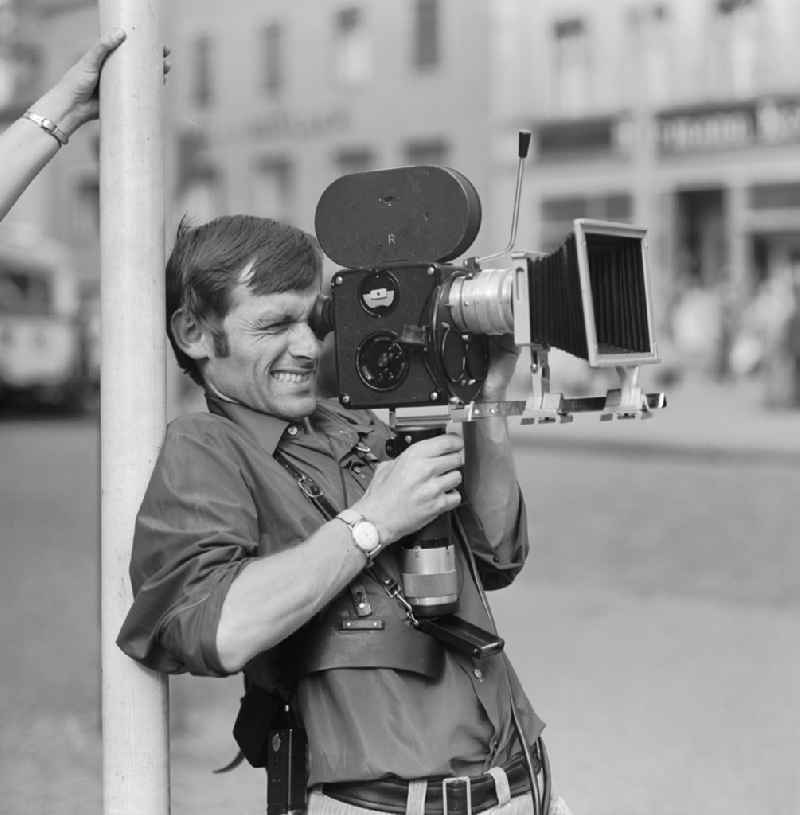 Portrait shot of cameraman Franz Ritschel during filming in Potsdam in GDR