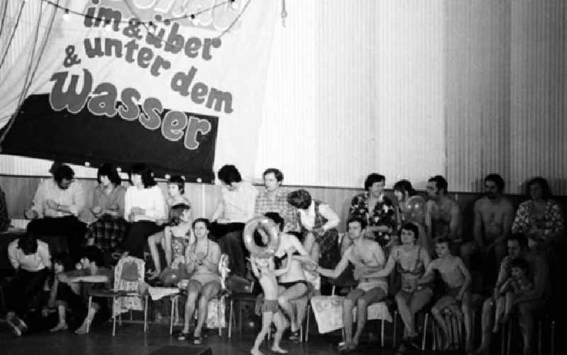 08.02.1982
Fasching in der Schwimmhalle in Potsdam (Brandenburg)

Umschlagnr.: 13