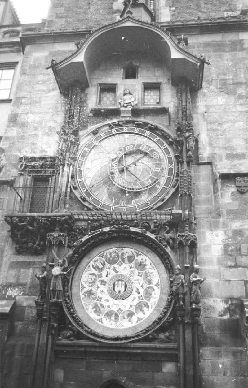 Astronomische Uhr, Prager Orloj, an der Süd-Mauer vom alten Rathaus in Prag (Praha), Hauptstadt der Tschechoslowakei CSSR (heute Tschechien). Die ältesten Teile, die mechanische Uhr sowie das astronomische Zifferblatt, stammt aus dem Jahr 141