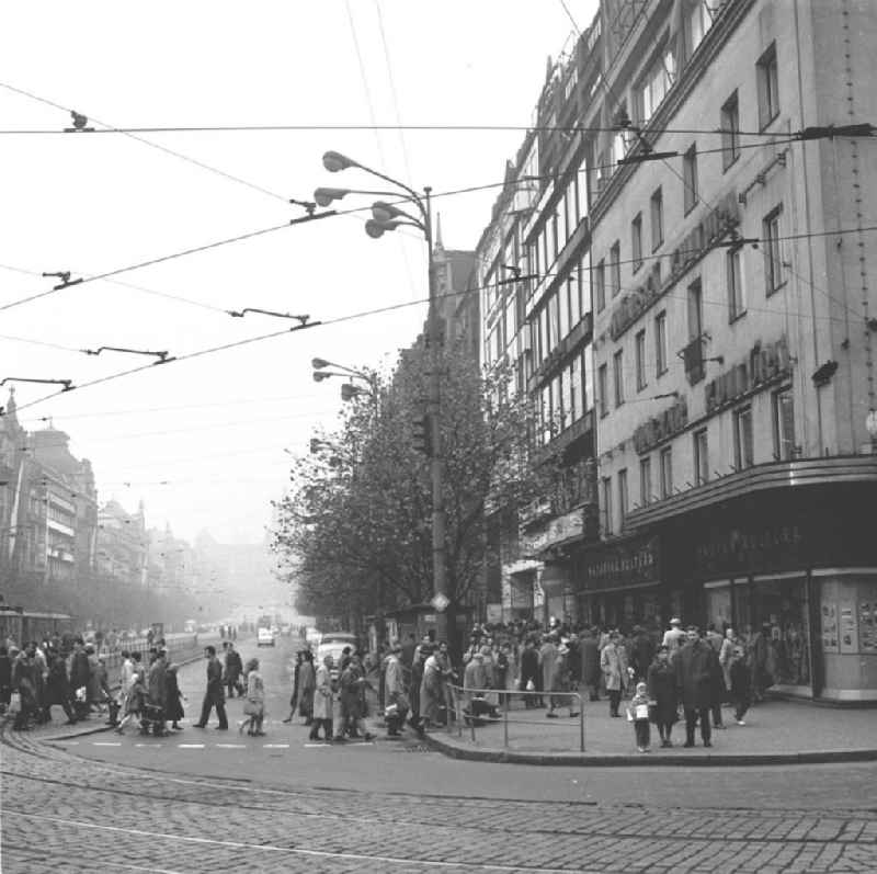 Blick über die Straße auf Passanten / Menschen die über die Straße gehen. Prag ist die Hauptstadt der Tschechoslowakei CSSR (heute Tschechien).