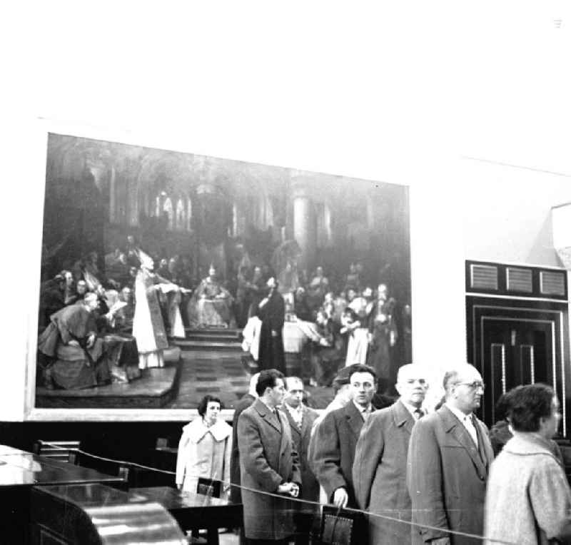 Touristengruppe besichtigen Ausstellung in der Prager Burg in Prag (Praha), Hauptstadt der Tschechoslowakei CSSR (heute Tschechien). Menschen stehen vor Gemälde.