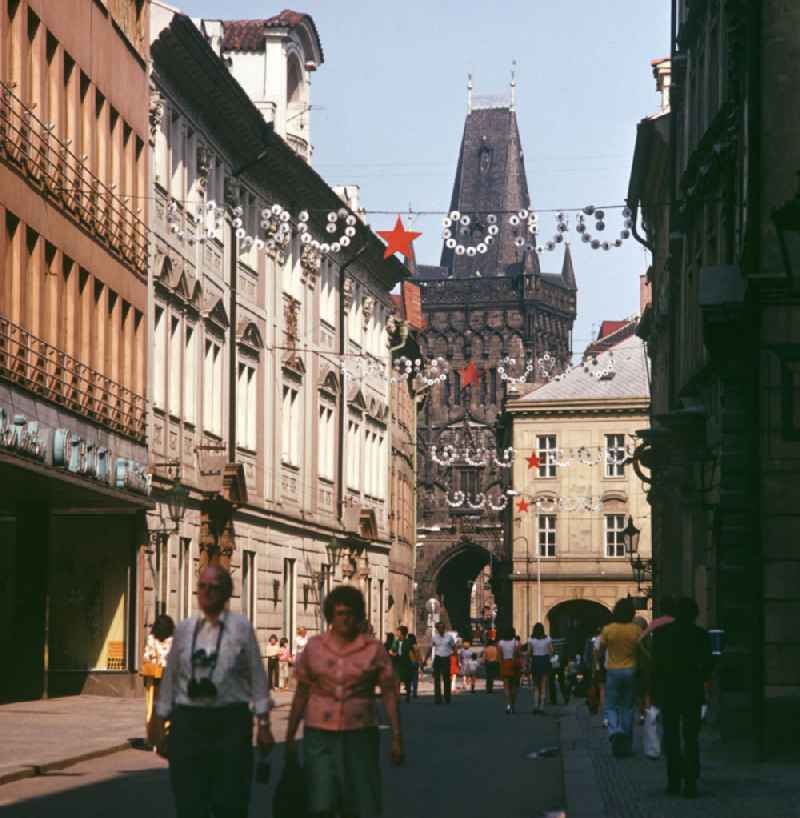 Blick in die Prager Altstadt auf den Altstädter Brückenturm. Die CSSR war für die DDR-Bürger ein sehr beliebtes Urlaubsziel. In den 7