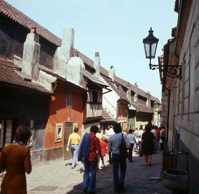 Blick in das Goldene Gäßchen an der Innenmauer der Prager Burg. Die CSSR war für die DDR-Bürger ein sehr beliebtes Urlaubsziel. In den 7
