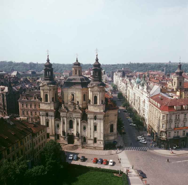 Blick auf die St. Nikolauskirche am Altstädter Ring, dem zentralen Marktplatz der Prager Altstadt. Die CSSR war für die DDR-Bürger ein sehr beliebtes Urlaubsziel. In den 7