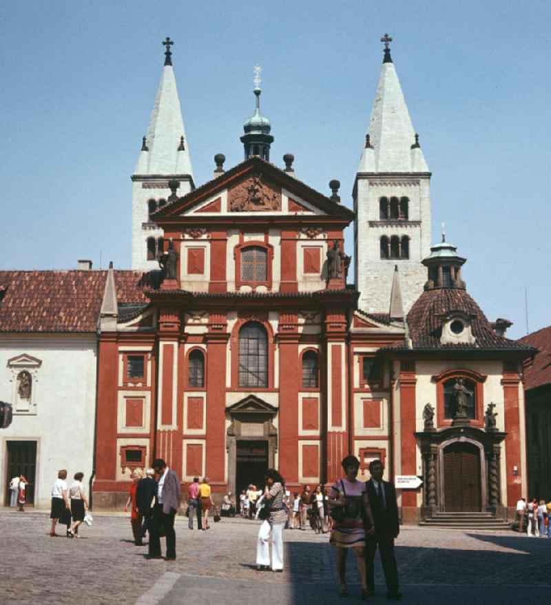 Blick auf die St. Georg-Basilika im östlichen Teil der Prager Burg auf dem Berg Hradschin. Die CSSR war für die DDR-Bürger ein sehr beliebtes Urlaubsziel. In den 7