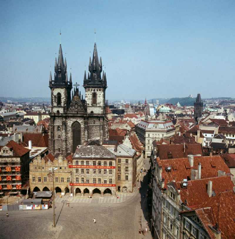 Blick auf die Teynkirche am Altstädter Ring, dem zentralen Marktplatz der Prager Altstadt. Die CSSR war für die DDR-Bürger ein sehr beliebtes Urlaubsziel. In den 7