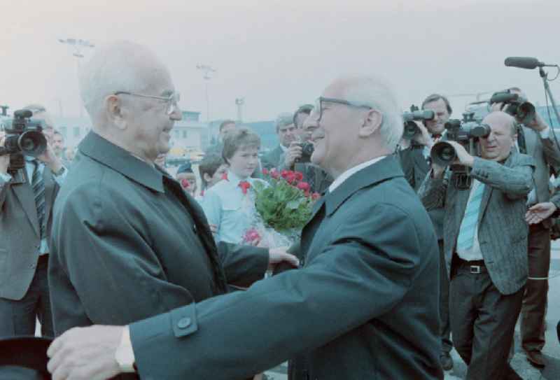 State ceremony and reception of the General Secretary of the SED and Chairman of the State Council of the GDR Erich Honecker by the General Secretary of the Communist Party of Czechoslovakia KSC Gustav Husak at the airport in Prague in the Czech Republic in the CSSR