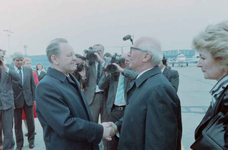 State ceremony and reception of the General Secretary of the SED and Chairman of the State Council of the GDR Erich Honecker by the General Secretary of the Communist Party of Czechoslovakia KSC Milous Jakes at the airport in Prague in the Czech Republic in the CSSR