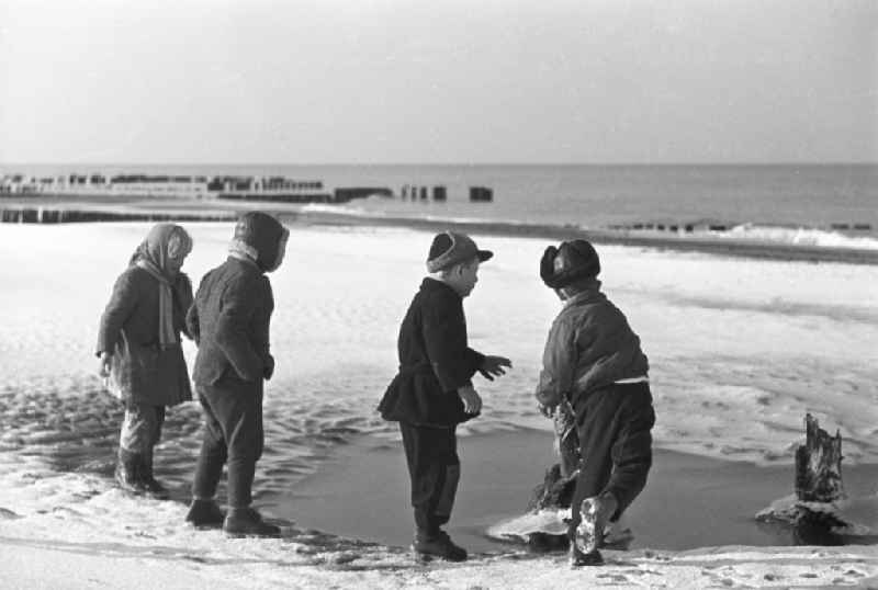 Kinder am Schnee bedeckten Stand von Prerow / Ostsee im Winter. Das Ostseebad Prerow befindet sich im Gebiet Fischland-Darß-Zingst, welches für seine schöne und vielseitige Naturlandschaft - Boddenlandschaft bekannt ist. Bestmögliche Qualität nach Vorlage!