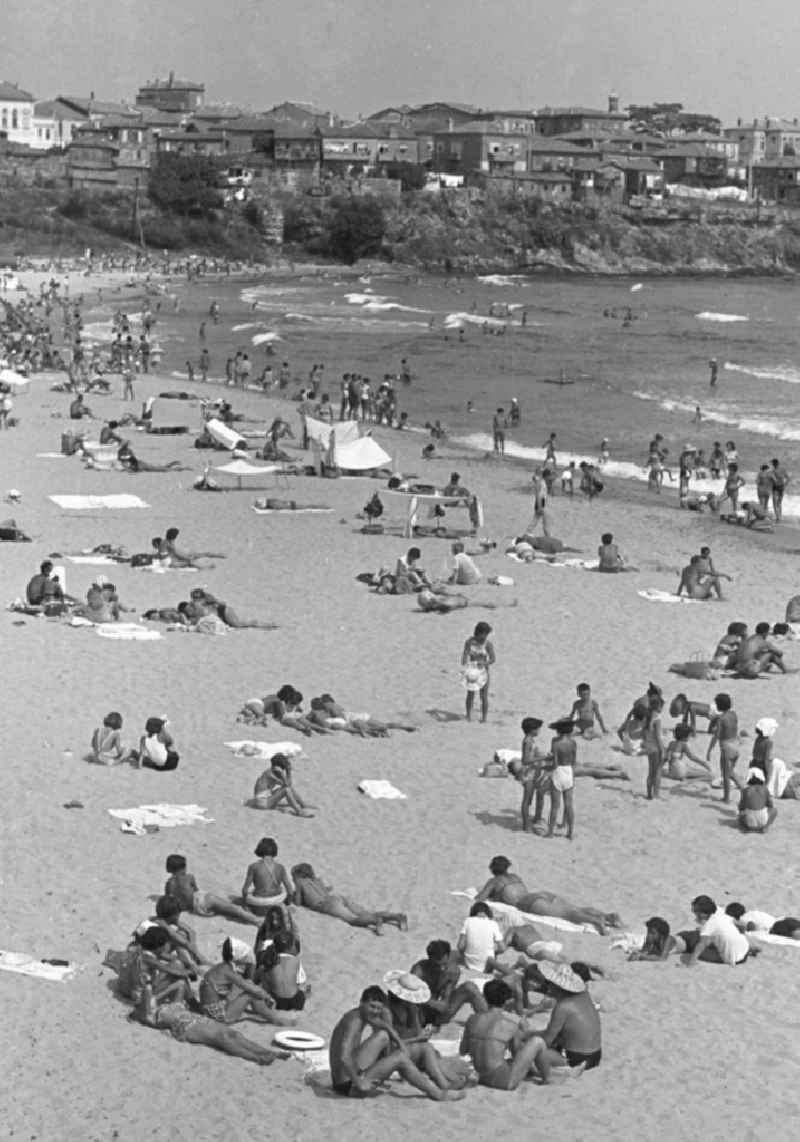 Am Strand von Prerow auf der Halbinsel Fischland-Darß-Zingst - Viele Feriengäste sonnen sich am Strand oder baden in der Ostsee. Im Hintergrund der dichtbebaute Ort. Prerow zählte zu den beliebtesten Ferien-Orten in der DDR. Im Sommer waren etwa 2