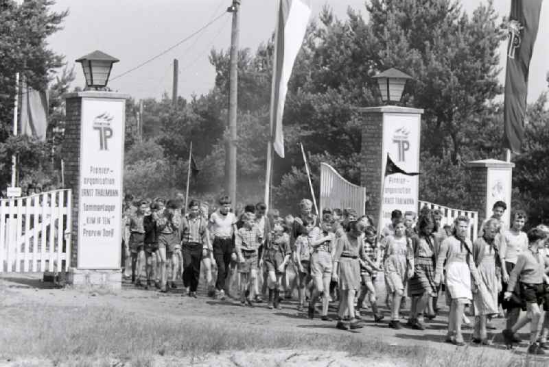 Day Appell in summer camp with students and youth in FDJ uniform with flags and banners in the summer camp 'Kim Ir Sen' of the pioneer organization 'Ernst Thalmann' in Prerow in the state Mecklenburg-Western Pomerania on the territory of the former GDR, German Democratic Republic
