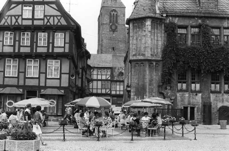 Ein Cafe auf dem Marktplatz der über 1000-jährigen Stadt Quedlinburg. Rechts das 1310 erstmals erwähnte Rathaus, das von 1616 bis 1619 im Renaissance-Stil umgebaut wurde mit dem Roland, der das Marktrecht und die eigene Gerichtsbarkeit der Stadt demonstriert. Er ist die kleinste Rolandsfigur in Deutschland. Dahinter die Marktkirche. In der Stadt gibt es 120
