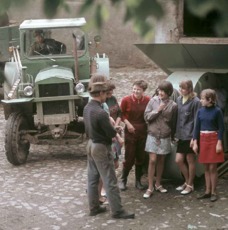 Studenten helfen in der Landwirtschaftlichen Produktionsgenossenschaft (LPG) Münchenhof nahe Quedlinburg. Zu DDR-Zeiten war es üblich, dass Schüler, Studenten und Arbeiter die Landwirtschaft unterstützen, um fehlende Arbeitskräfte und moderne Technik zu ersetzen.