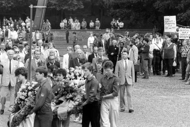 Mit einer Kranzniederlegung macht der Olof-Palme-Friedensmarsch Station an der Gedenkstätte für das Frauen-Konzentrationslager in Ravensbrück bei Fürstenberg. Internationale Friedensgruppen haben einen fast dreiwöchigen europäischen Marsch zur Erinnerung an den 1986 ermordeten schwedischen Premierminister organisiert. Palme hatte einst einen 15