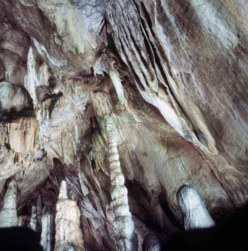 Blick in die Säulenhalle in der Baumannshöhle in Rübeland.