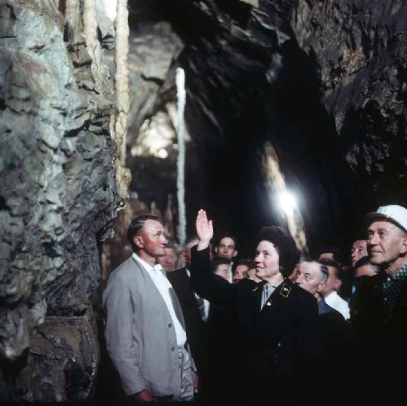 Ein Führer zeigt einer Besuchergruppe die Baumannshöhle in Rübeland.