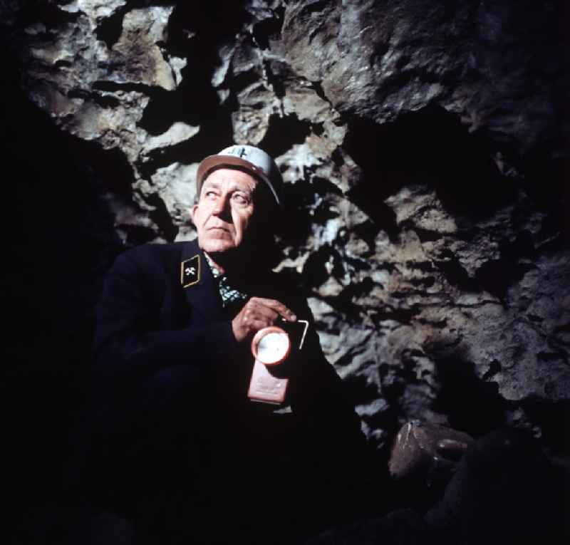 Ein Führer in der Baumannshöhle in Rübeland.