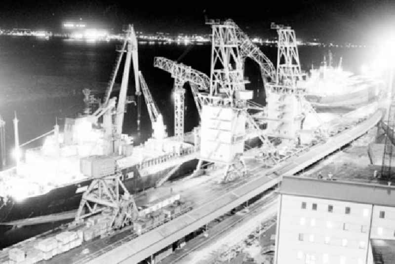 21.12.1986 Verladung von Eisenbahnwagons am Rostocker Hafen und Aufnahmen der Innenstadt von Rostock.