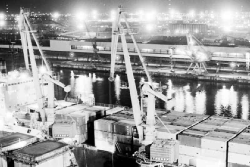21.12.1986 Verladung von Eisenbahnwagons am Rostocker Hafen und Aufnahmen der Innenstadt von Rostock.