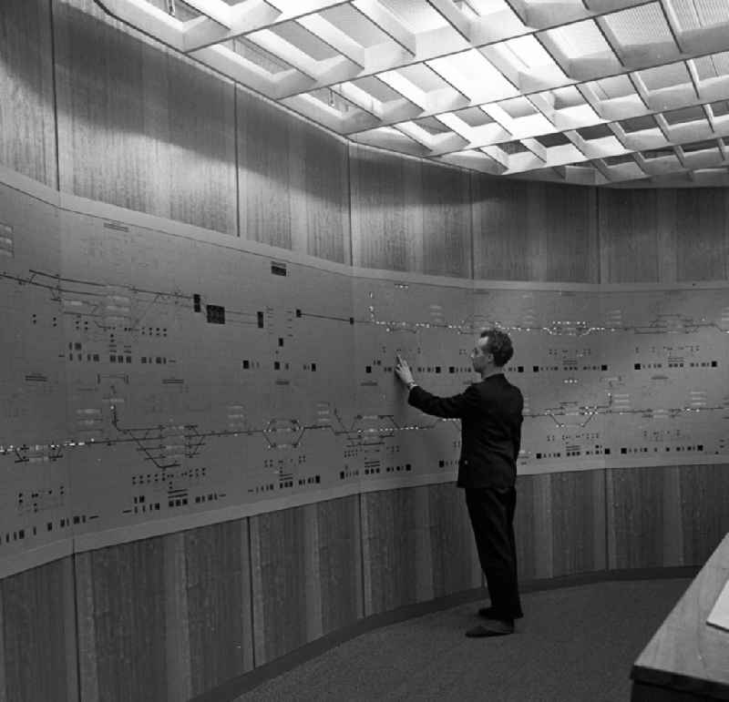 Betriebszentrale der Deutschen Reichsbahn. Ein Ingenieur nimmt Einstellungen an der großen Schalttafel der Zentrale vor.
