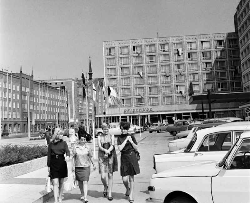 Vier junge Frauen verbringen ihre Zeit mit einem Stadtbummel durch Rostock. In Rostock findet gerade die Ostseewoche statt, eine jährlich in der DDR veranstaltete internationale Festwoche. Veranstalter dieser zwischen 1958 und 1975 stattfindenden Festwoche war der FDGB (Freier Deutscher Gewerkschaftsbund). Zahlreiche politische, kulturelle und sportliche Veranstaltungen fanden zu dieser Zeit statt. Das Motto der Veranstaltung lautete: 'Die Ostsee muss ein Meer des Friedens sein'.