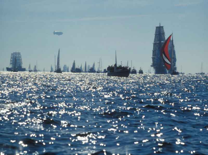 Blick über das Wasser der Ostsee auf die Segelregatta während der Hanseatischen Hafentage / Hanse-Sail vom 13. August - 16. August 1992.