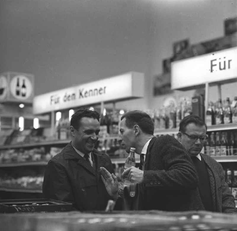 Kunden im Gespräch in der Getränkeabteilung der HO Kaufhalle im Ortsteil Lütten Klein in Rostock. Eröffnung am 04.