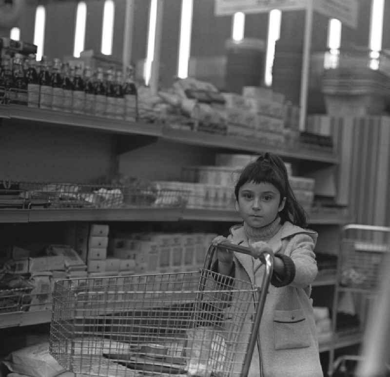 Mädchen mit Einkaufswagen vor einem Regal in der HO Kaufhalle im Ortsteil Lütten Klein in Rostock. Eröffnung am 04.