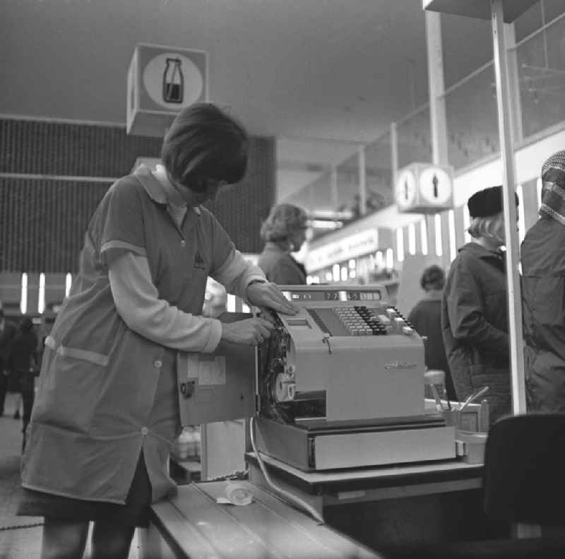 Kassiererin beim Einlegen einer neuen Kassenrollen in der HO Kaufhalle im Ortsteil Lütten Klein in Rostock. Eröffnung am 04.