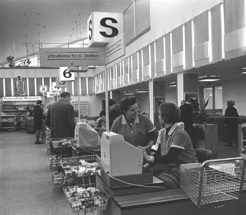 Verkäuferinnen im Gespräch an der Kasse in der HO Kaufhalle im Ortsteil Lütten Klein in Rostock. Im Hintergrund Kunden beim Einkauf. Eröffnung am 04.