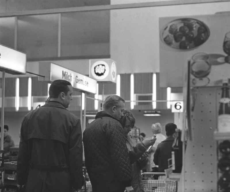 Kunden bei der Warenauswahl  in der HO Kaufhalle im Ortsteil Lütten Klein in Rostock. Im Hintergrund Milch- und Gemüseabteilung. Eröffnung am 04.