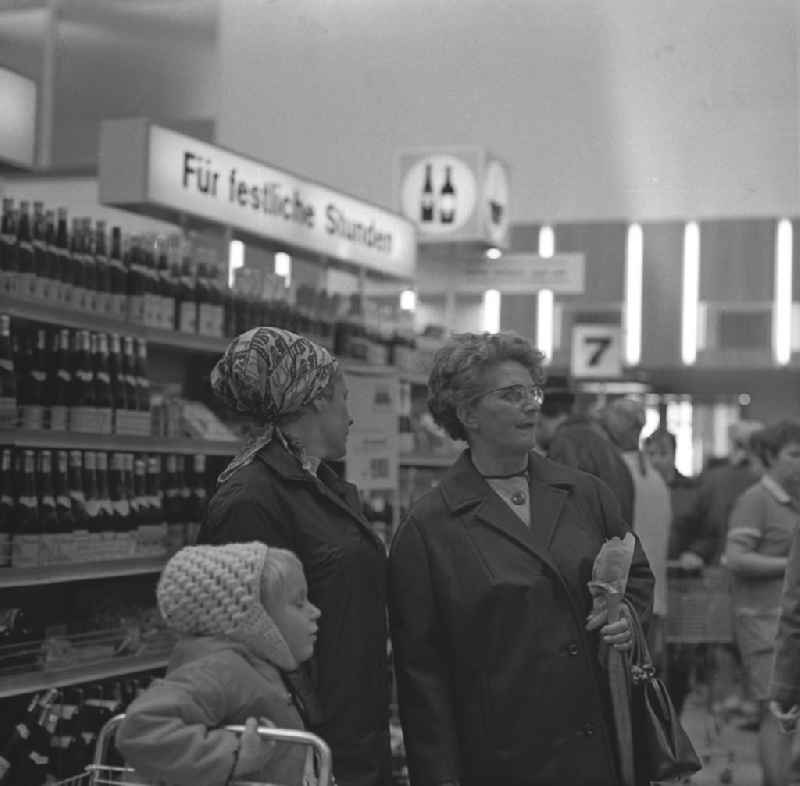 Kunden bei der Warenauswahl in der HO Kaufhalle im Ortsteil Lütten Klein in Rostock. Eröffnung am 04.