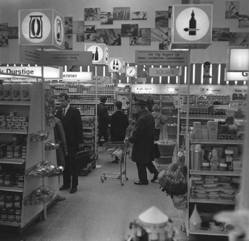 Kunden beim Einkauf in der HO Kaufhalle im Ortsteil Lütten Klein in Rostock. Eröffnung am 04.