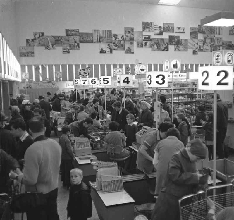 Kunden an der Kasse der HO Kaufhalle im Ortsteil Lütten Klein in Rostock. Eröffnung am 04.