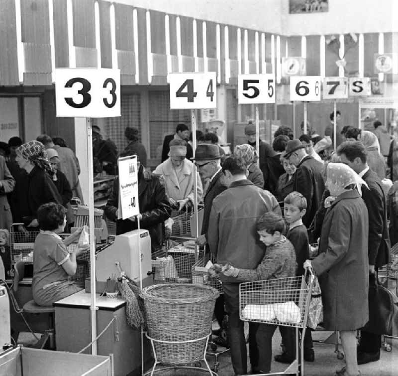 Kunden an der Kasse der HO Kaufhalle im Ortsteil Lütten Klein in Rostock. Eröffnung am 04.