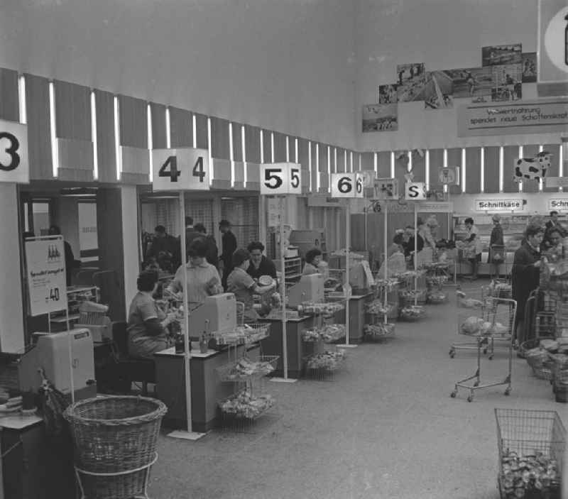 Kunden an der Kasse und bei der Warenauswahl in der HO Kaufhalle im Ortsteil Lütten Klein in Rostock. Im Hintergrund Kühlregale mit Aufschnitt. Eröffnung am 04.