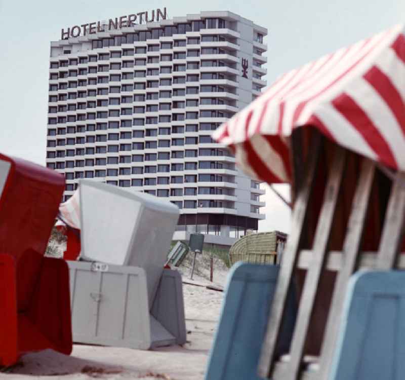 Blick auf das Hotel Neptun am Strand von Warnemünde ein Jahr nach der Eröffnung. Obwohl das 1971 eröffnete Hotel zu den besten der DDR gehörte, wurde es - wie sonst üblich - kein Interhotel, sondern blieb bis zur Wende im Besitz der HO-Handelsorganisation. Es war bei den DDR-Bürgern sehr beliebt und bot aufgrund seiner Lage und Ausstattung mit Bars, Diskotheken, Meeresschwimmhalle und hoteleigenen Strandkörben einen abwechslungsreichen Urlaub.