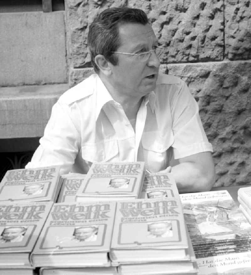 Der Schriftsteller Konrad Reich ( Pseudonym: Stefan Pätsch ) mit seinem Buch über den Schriftsteller 'Ehm Welk' auf dem Schriftstellerbasar in Rostock.